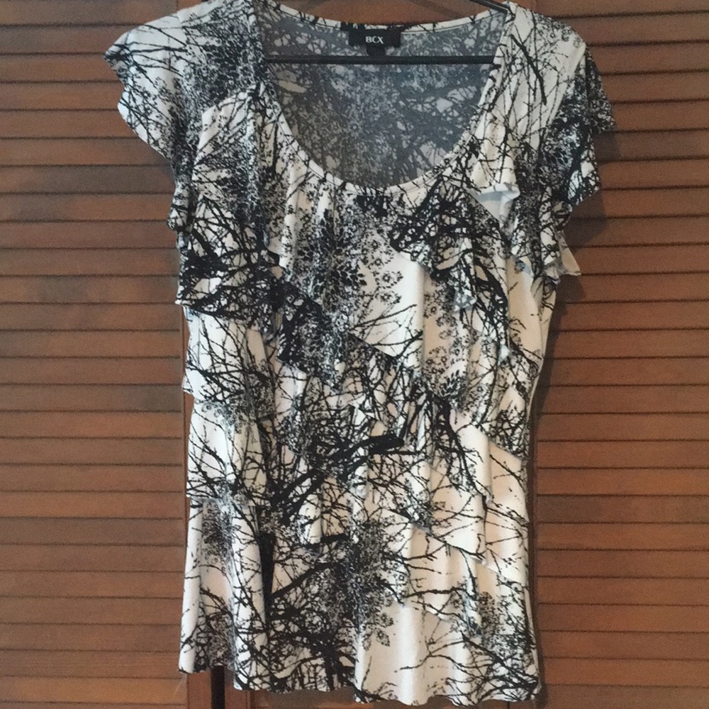 Black and cream colored short sleeve blouse